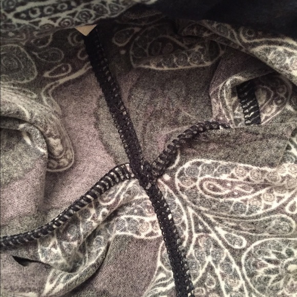 Lularoe NEW RARE HTF Black Paisley Skull Leggings - Picture 3 of 5